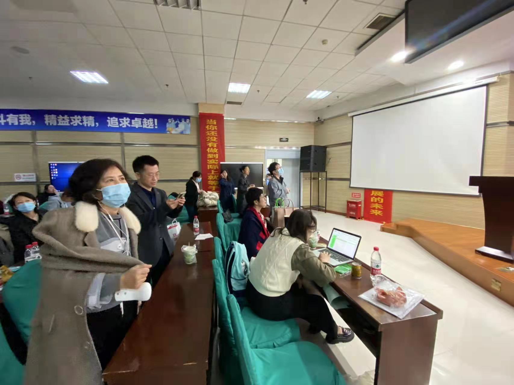 王榮英主任時刻關(guān)注學(xué)員比賽情況