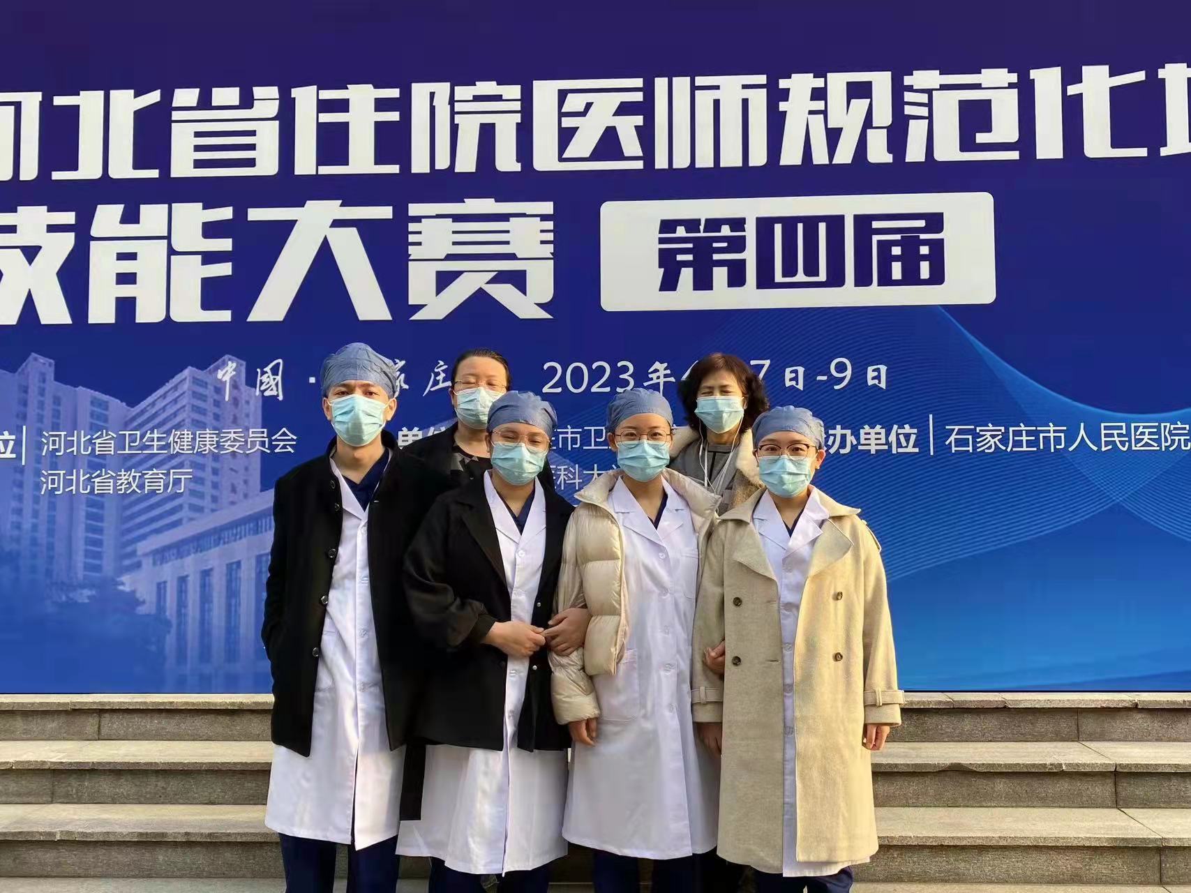 王榮英主任、指導(dǎo)老師決賽前與學(xué)員合影